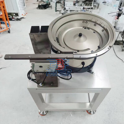 Sistema di alimentazione vibratorio del motore a vibrazione elettromagnetica con regolatore CUH ottimizzato per l'alimentazione accurata dei materiali nelle fabbriche