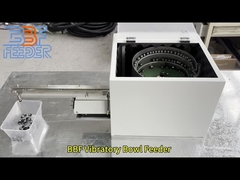 Sistema di alimentazione per l'assemblaggio di alimentatori a scodella vibratori personalizzati